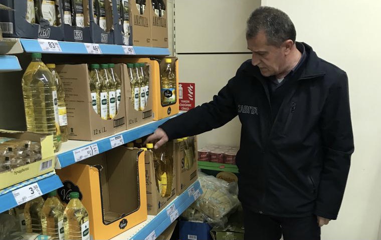 Kurtalan’da marketlere şok denetim! Stokçuluk yapanlar hakkında yasal işlem başlatıldı Kurtalan ilçesinde marketlere şok baskınlar yapılarak stokçuluk yapıp yapmadıklarının yanı