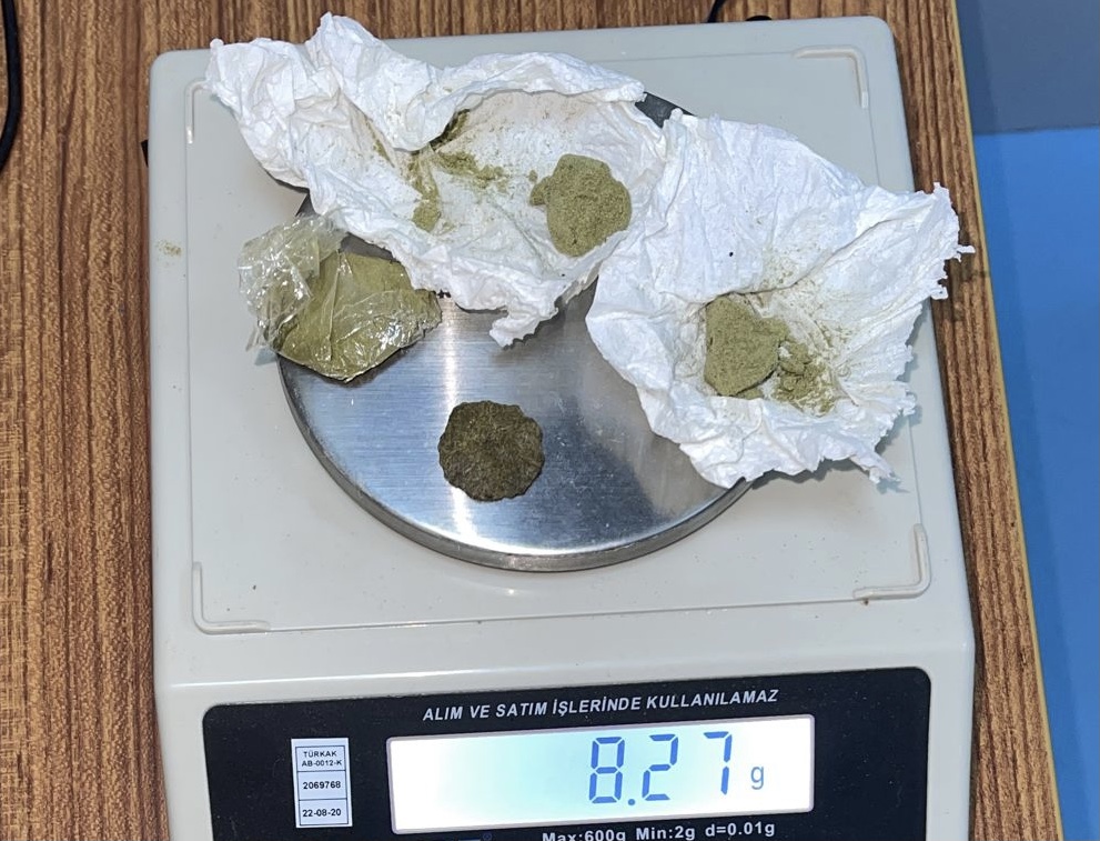 Siirt il merkezinde motosikletli Yunus ekiplerinin durumundan şüphelenerek durdurdukları bir