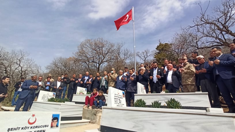 Siirt il merkezine bağlı Ekmekçiler Köyü şehitleri anıldı.Anma töreninde göz