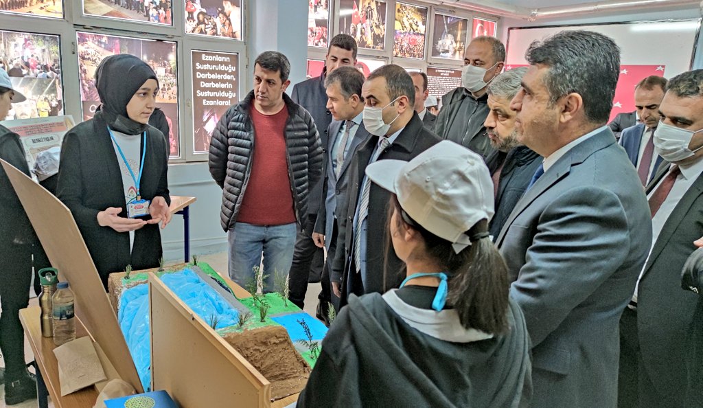 ANADOLU İMAM HATİP LİSESI ÖĞRENCİLERİNDEN BİLİM FUARI Siirt’in Kurtalan ilçesinde bulunan Kız Anadolu İmam Hatip Lisesi öğrencilerinin