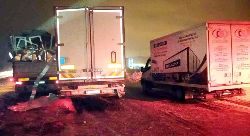 Siirt – Bitlis karayolunda buzlanmadan dolayı 6 aracın karıştığı zincirleme