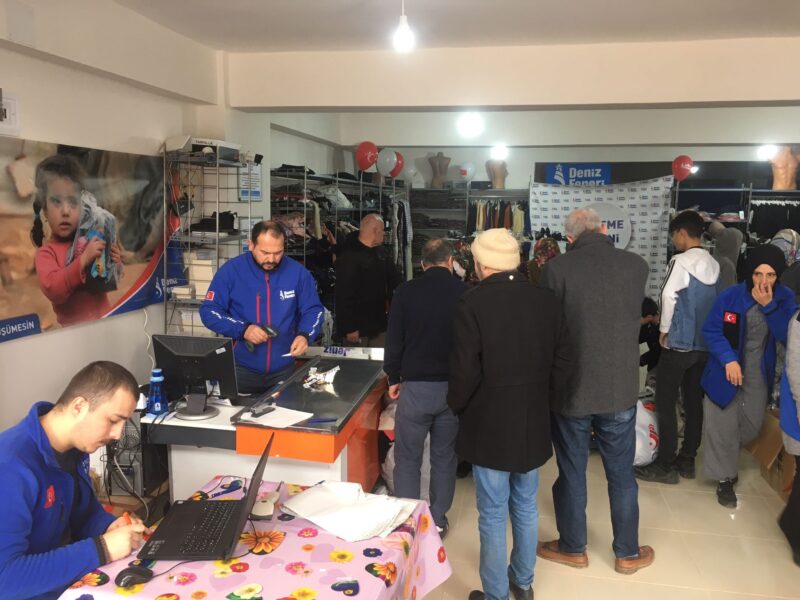 Siirt’te Deniz Feneri Yardımlarından Yararlanacak Aile Sayısı 800’e Çıkarıldı Geçtiğimiz hafta törenle hizmete açılan Deniz Feneri Derneği Geçici Giyim