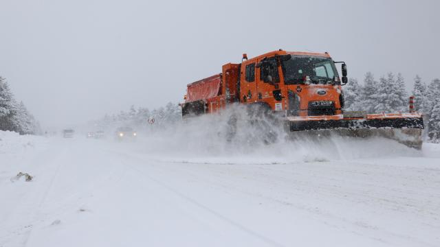 Siirt kırsalında kar yağışı etkisini sürdürüyor. Siirt’in yüksek kesimlerinde aralıklarla