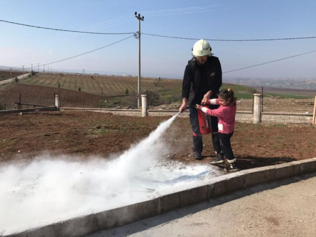 Siirt’te Köy Okulunda Yangın Tatbikatı Siirt’in Kurtalan ilçesi Belediyesi İtfaiye Müdürlüğü ekipleri Gözpınar Köyü Ana