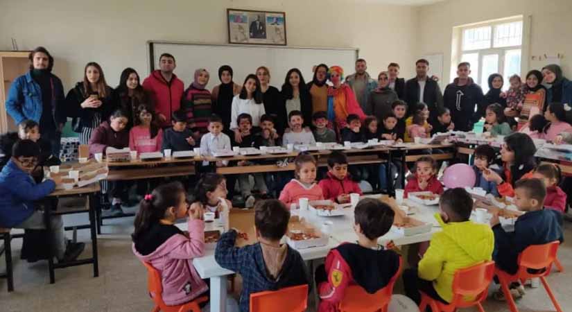 Umut Sende Platformundan Köy Öğrencilerine Pizza İkramı Siirt’te Çoğunluğunu üniversite öğrencilerinin ve bir grup öğrencinin oluşturduğu Umut