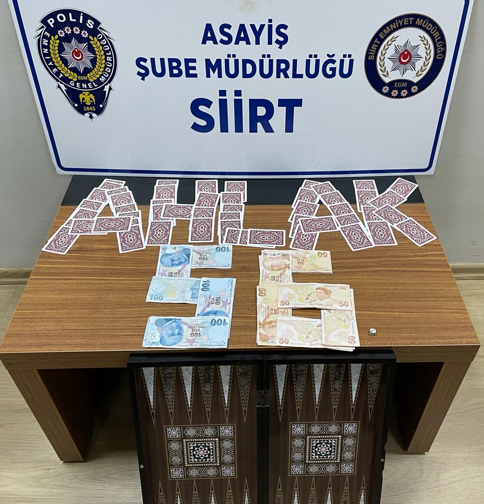 Siirt’te kumar oynatan işletmeye baskın yapıldı. Konuyla ilgili Siirt Emniyet