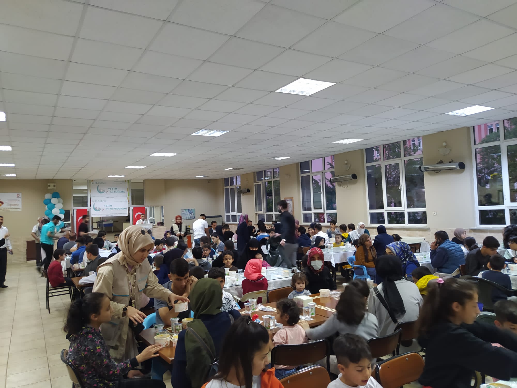 HASENE Derneğinden Yetimlere İftar HASENE Derneği Siirt il temsilciliği mübarek Kadir Gecesinde yetimleri unutmadı.