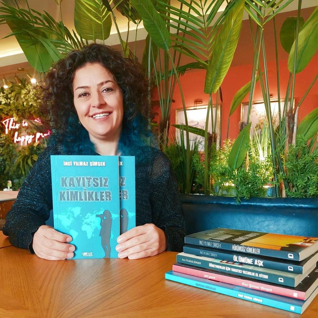 Yazar İnci Yılmaz Şimşek’in Son Kitabı “Kayıtsız Kimlikler” Okuyuculardan Tam Not Aldı Yazar İnci Yılmaz Şimşek’in son kitabı “KAYITSIZ KİMLİKLER” isimli romanı