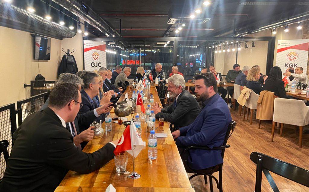 KGK Ankara’da iftar sofrasında buluştu Küresel Gazeteciler Konseyi (KGK), Ankara’da düzenlediği iftarda gazetecileri bir araya