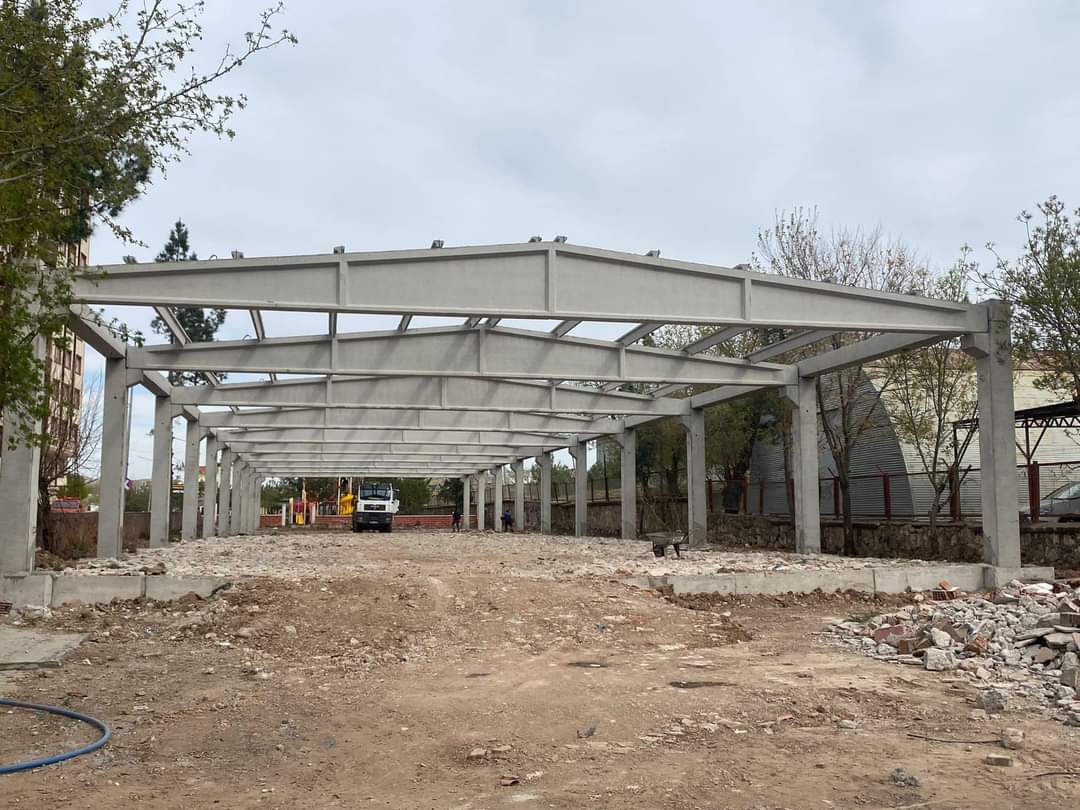 Siirt’in Kurtalan ilçesinde belediye tarafından yapımına başlanan köylü pazarı bir