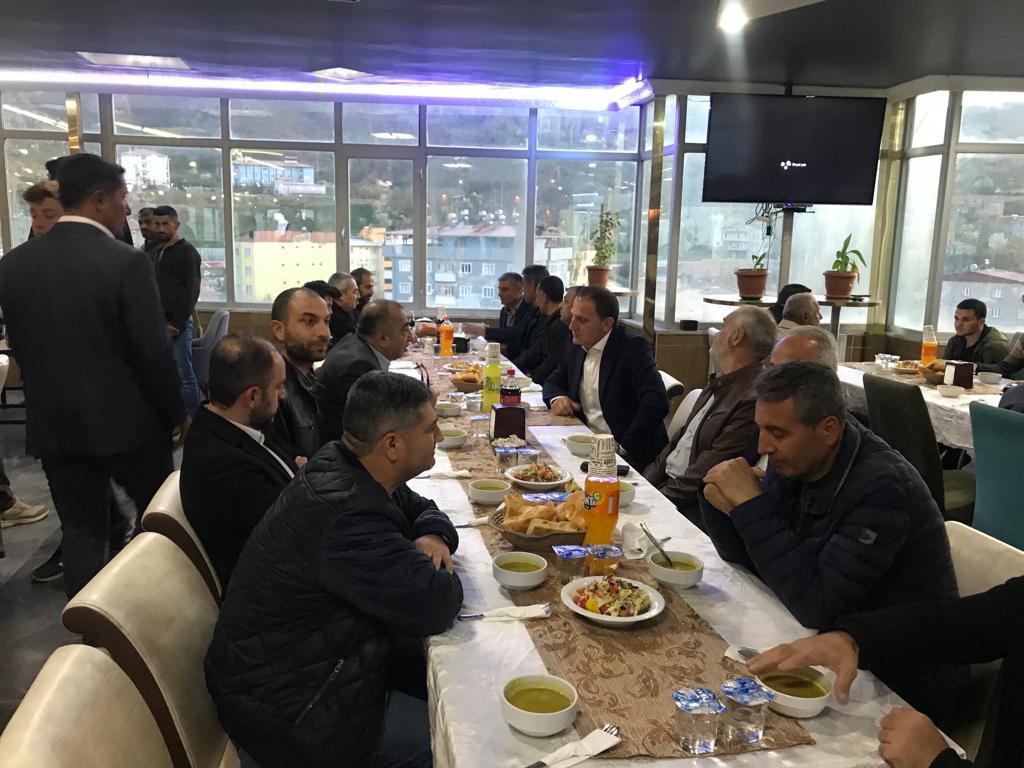 Pervari’de Şehit Yakınları ve Gaziler Onuruna İftar Verildi Siirt’in Pervari ilçesinde şehit yakınları ve gazilerin onuruna iftar yemeği