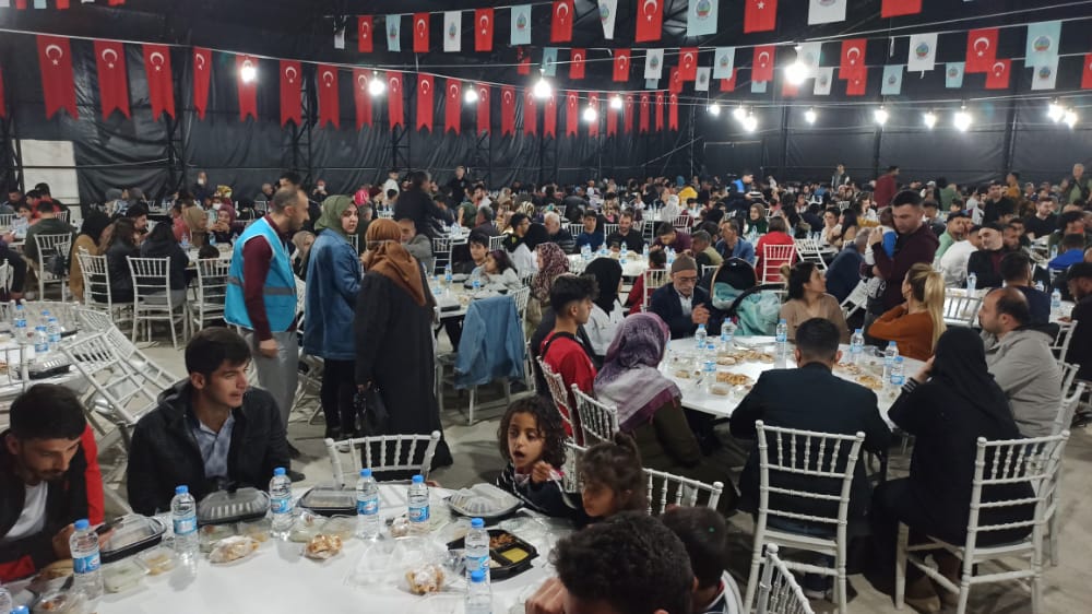 Siirt İftar Çadırı Dolup Taşıyor! Siirt Valisi: “Burası Halil İbrahim Sofrasıdır” Siirt Belediyesinin iftar çadırına yoğun ilgi. Vali ve belediye başkan