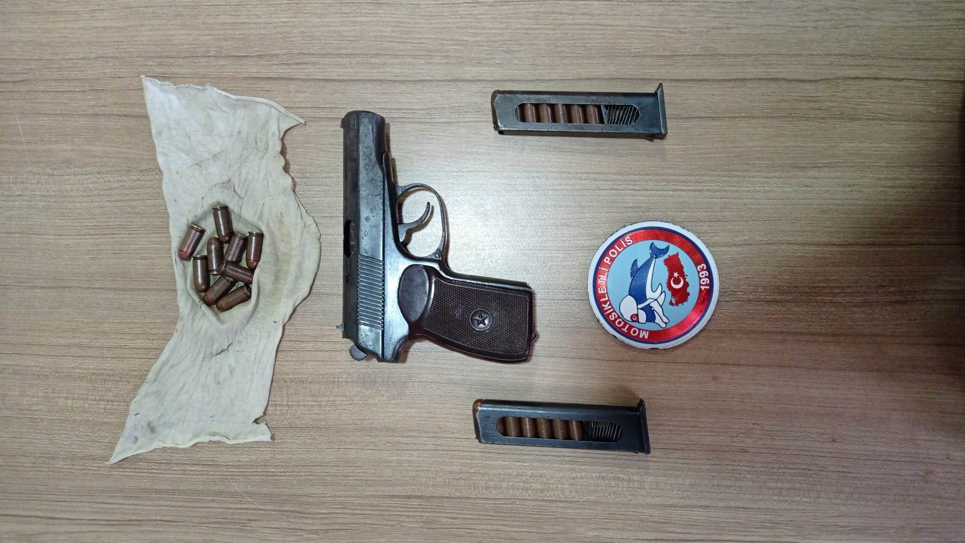 Siirt’te bir araçta ruhsatsız silah ele geçirildi Siirt’te durdurulan bir otomobilin içerisinde silah çıktı. Konuyla ilgili Siirt