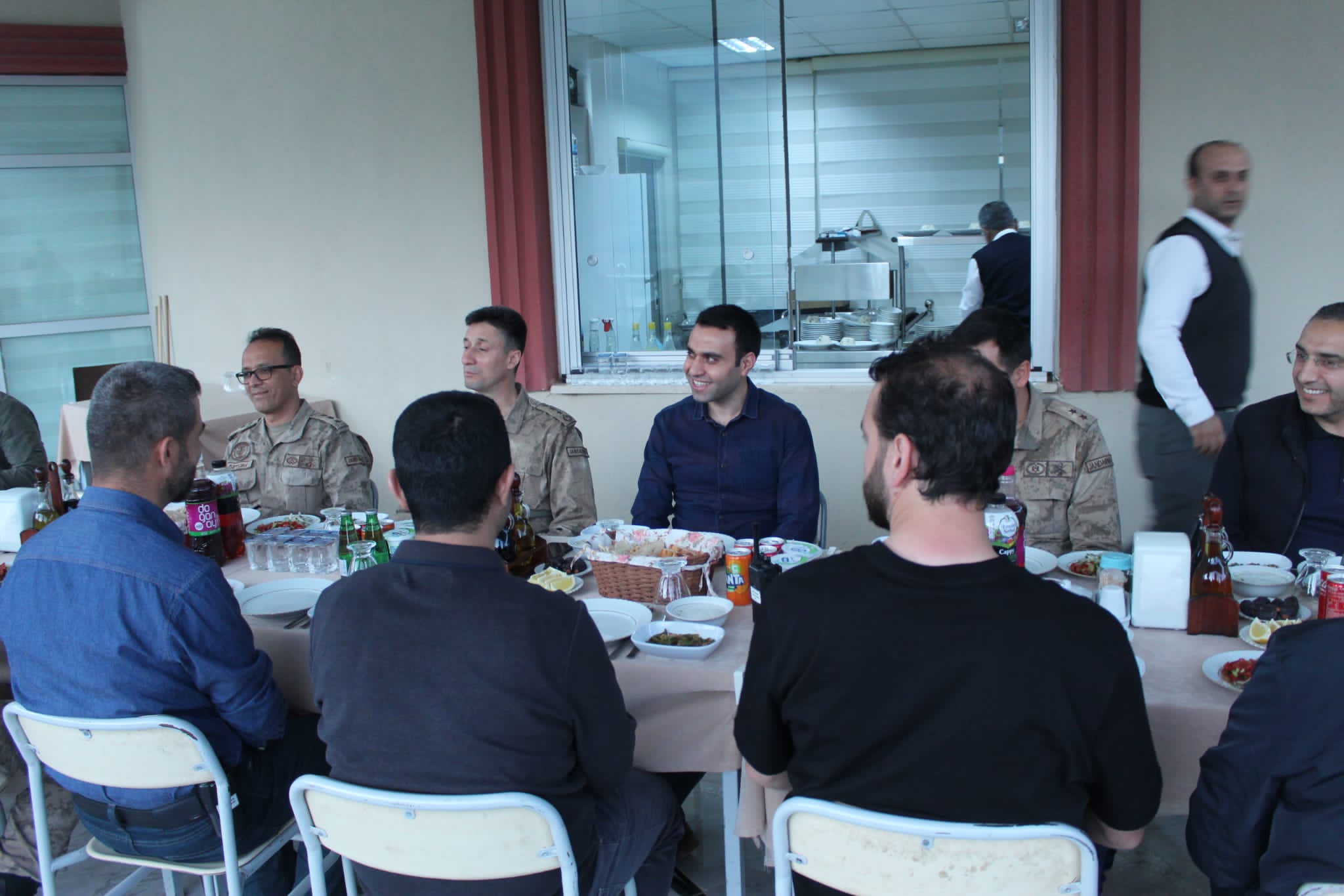 Siirt’in Tillo ilçesi kaymakamı Muhammed Said Baytok orucunu işçilerle birlikte