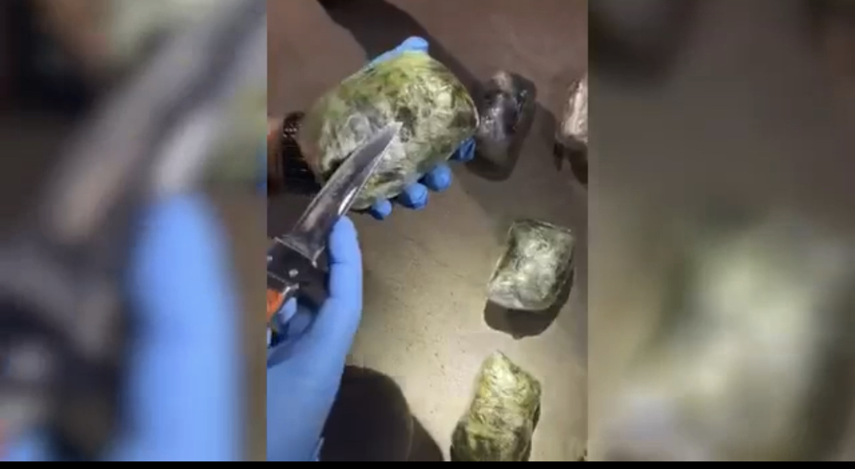 Siirt Eruh karayolunda durdurulan bir araçta uyuşturucu maddesi ele geçirildi.