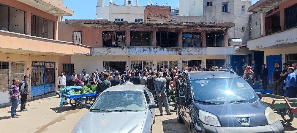 Siirt’te 3 semt pazarı hizmete giriyor! Seyyar satıcılar ile zabıtalar arasında gerginlik Siirt Belediyesi tarafından yaptırılan semt pazarları hizmete giriyor. Biri Yeni Mahalle