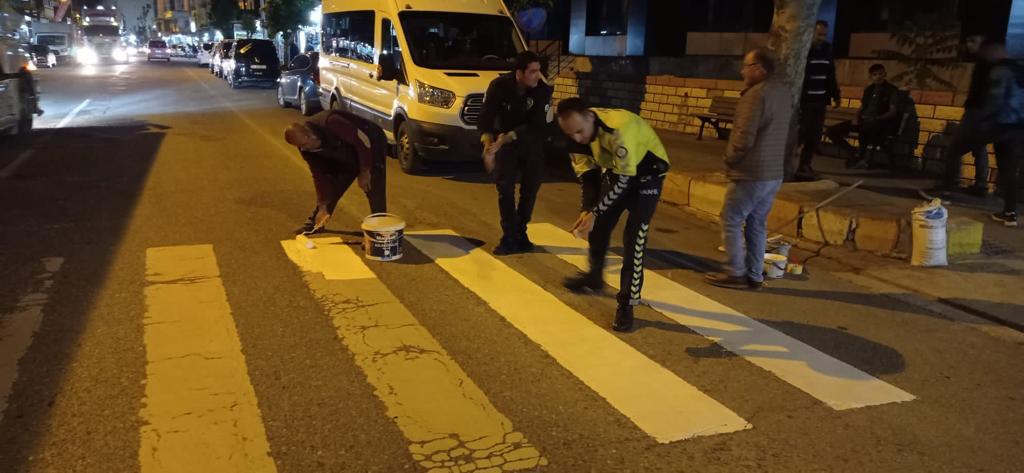 Siirt’in Baykan ilçesinde yaya geçidi ve yol çizgilerinin çizimleri yapılıyor.