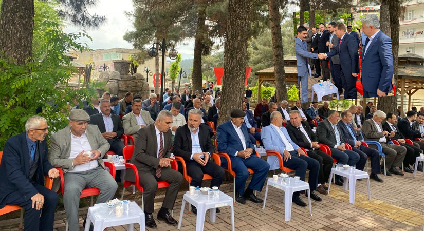 Ramazan bayramı kutlamaları başladı.Baykan ilçe merkezinde Kaymakam ve belediye Başkan