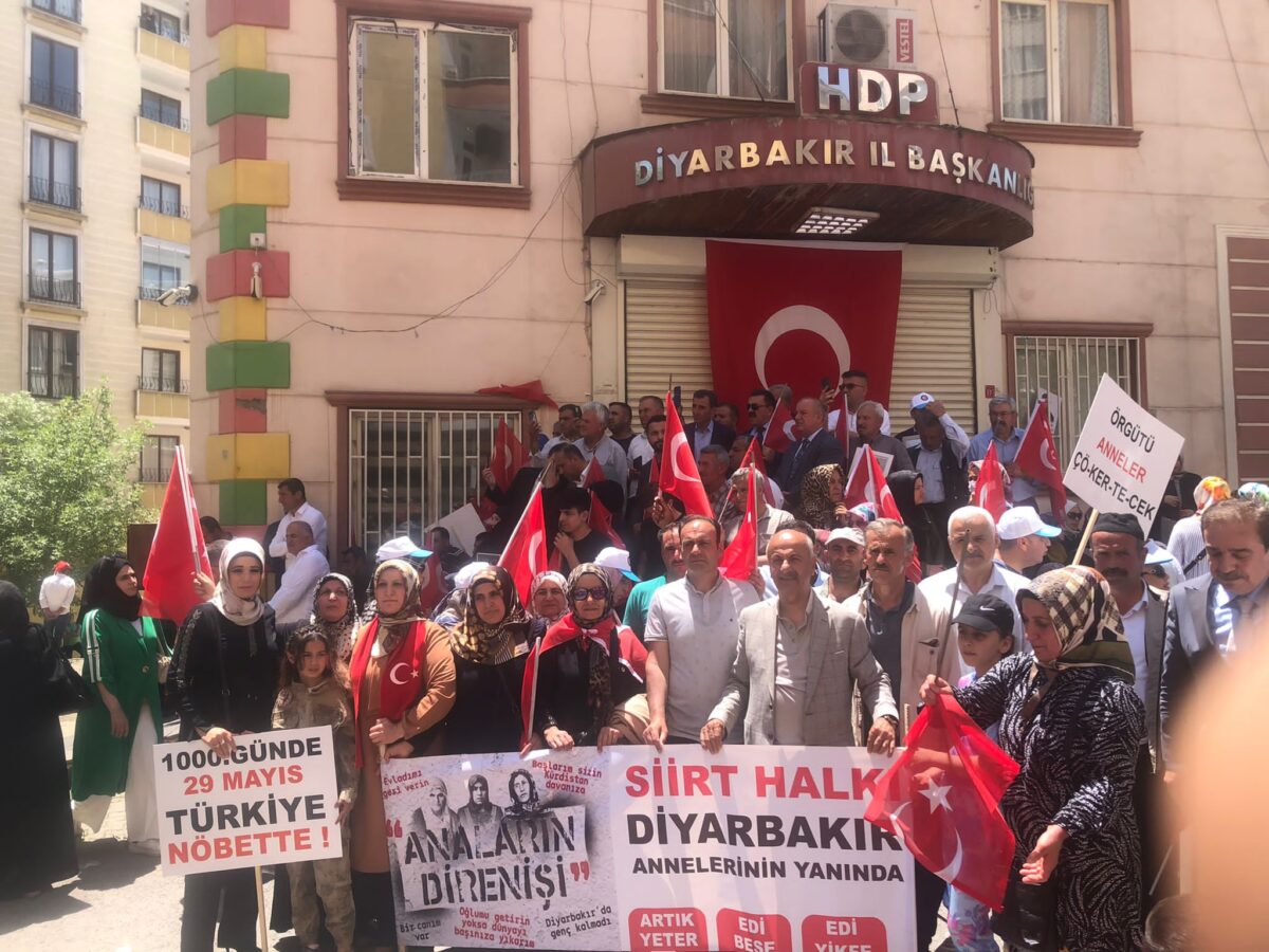 Evlat nöbetinde 1000’inci gün, Siirt’teki STK Temsilcileri Destek İçin Diyarbakır’da HDP Diyarbakır il başkanlığı önünde nöbet tutarak terör örgütünün elinde
