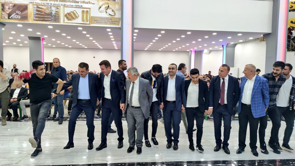 Siirt’in Kurtalan ilçesinde yılın görkemli düğünlerinden birisi gerçekleştirildi. İlçenin köklü