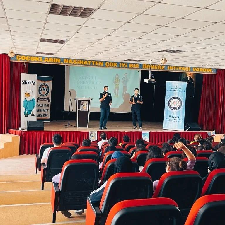 Siirt Emniyet Müdürlüğünden Öğrenci ve Öğretmenlere Yönelik Eğitim Siirt Emniyet Müdürlüğü ekipler öğrenci ve öğretmenlere yönelik eğitimlerine devam