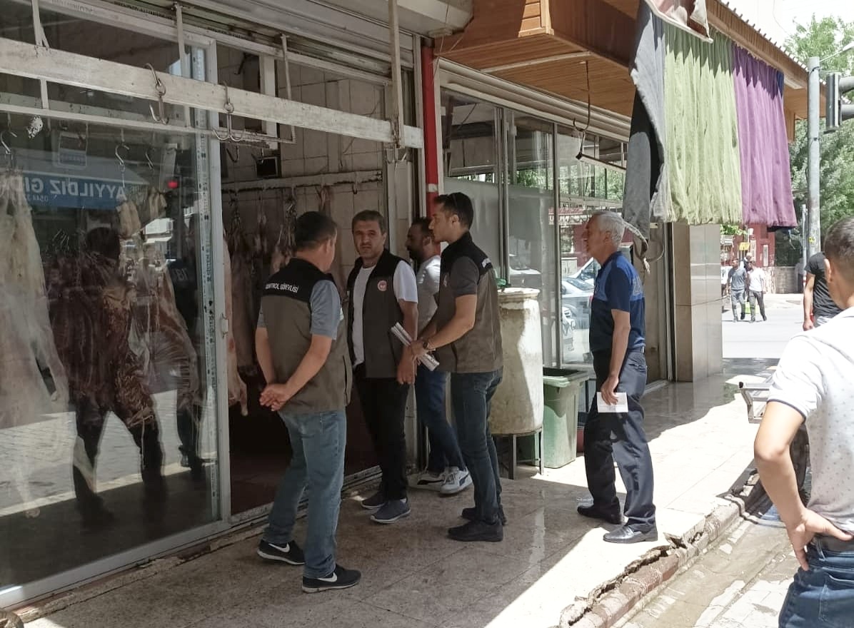 Siirt’te denetimler sıkılaştırıldı! Et ve Et Ürünleri Satan İşletmelere Denetim Siirt Belediye Başkanlığı tarafından kesimhanenin faaliyete alınması ile birlikte kontrolsüz