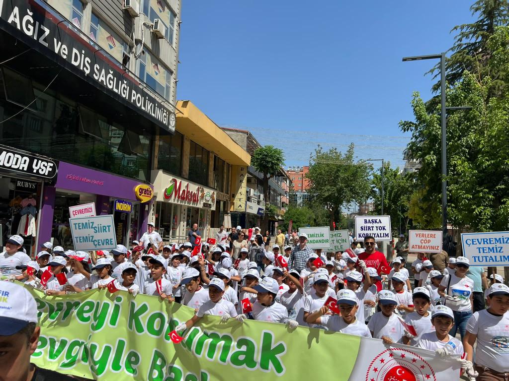 Siirt’te Sıfır Atık Temasıyla Çevre Temizliği ve Çevre Yürüyüşü Yapıldı Siirt Valiliği himayelerinde Siirt Çevre Şehircilik ve İklim Değişikliği İl