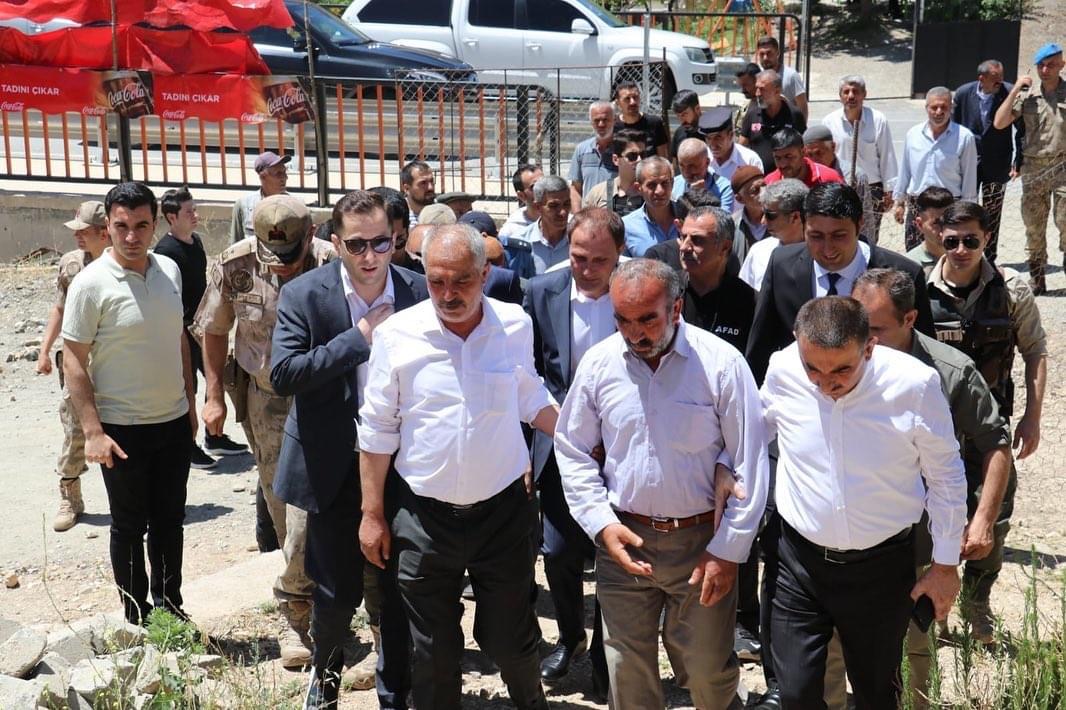 Önceki hafta sonu ayağı kayarak Botan Çayına düşen arkadaşını kurtarmak