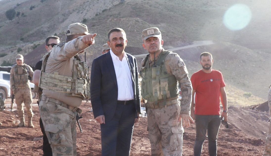 Vali Hacıbektaşoğlu, Siirt-Şırnak Sınırında Bulunan Üs Bölgelerde İncelemelerde Bulundu Siirt Valisi ve Belediye Başkan Vekili Osman Hacıbektaşoğlu, İl Jandarma
