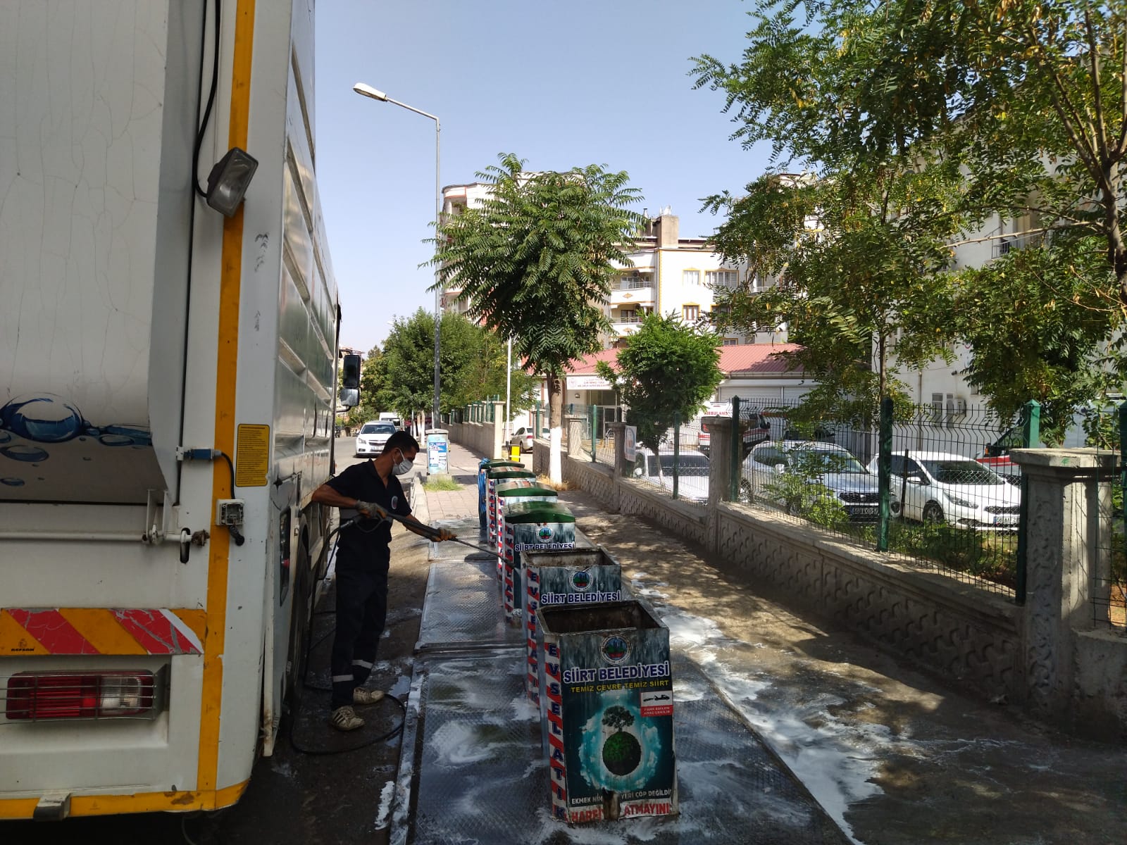 SİİRT’TE ÇÖP KONTEYNERLERİ YIKANARAK DEZENFEKTE EDİLİYOR Siirt Belediyesi yaz aylarında haşere ile mücadele çalışmalarını aralıksız sürdürüyor.