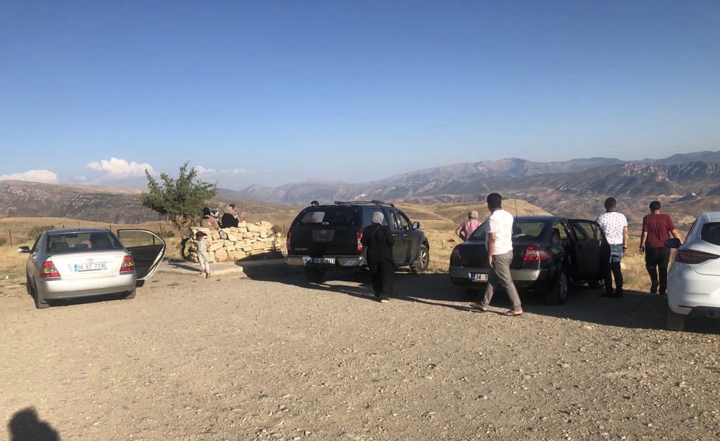 Siirt’in Tillo ilçesinde bulunan tepesi yoğun ziyaretçi akınına uğruyor.İlçe merkezinin
