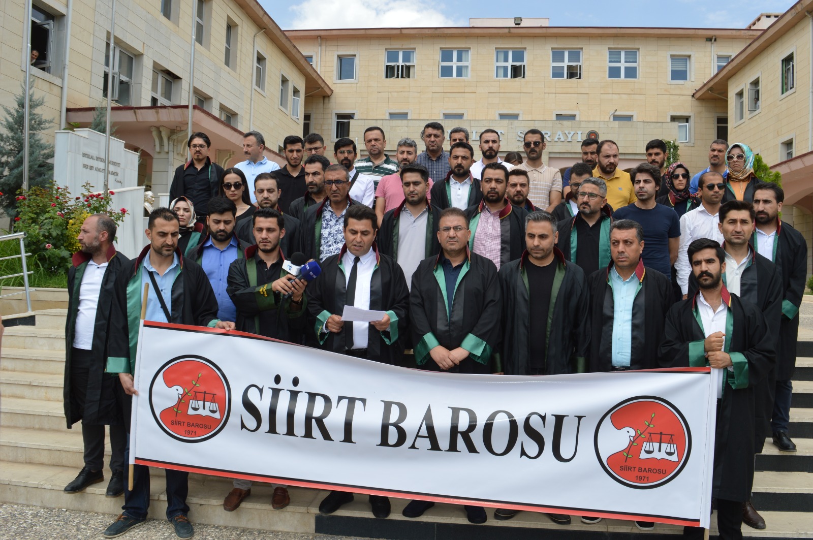 Siirt Barosu tarafından  dün Bakırköy bir avukatın öldürülmesi olayına ilişkin