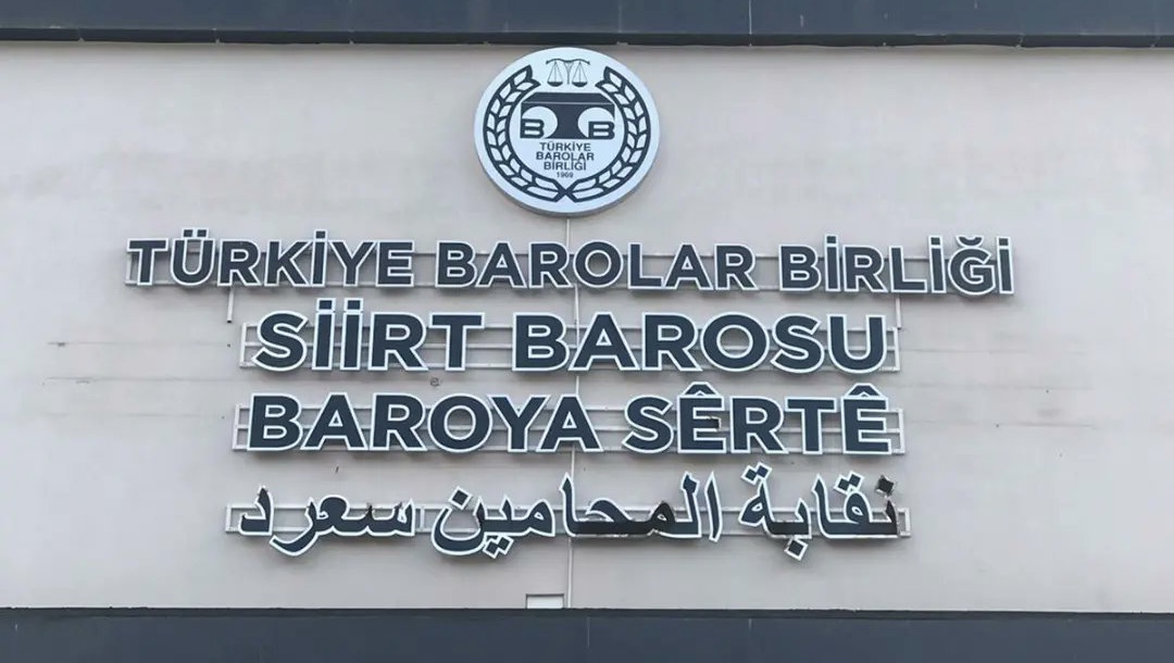 Siirt Barosu’na hizmet binası tabelası değiştirildi. Daha önce yalnız Türkçe