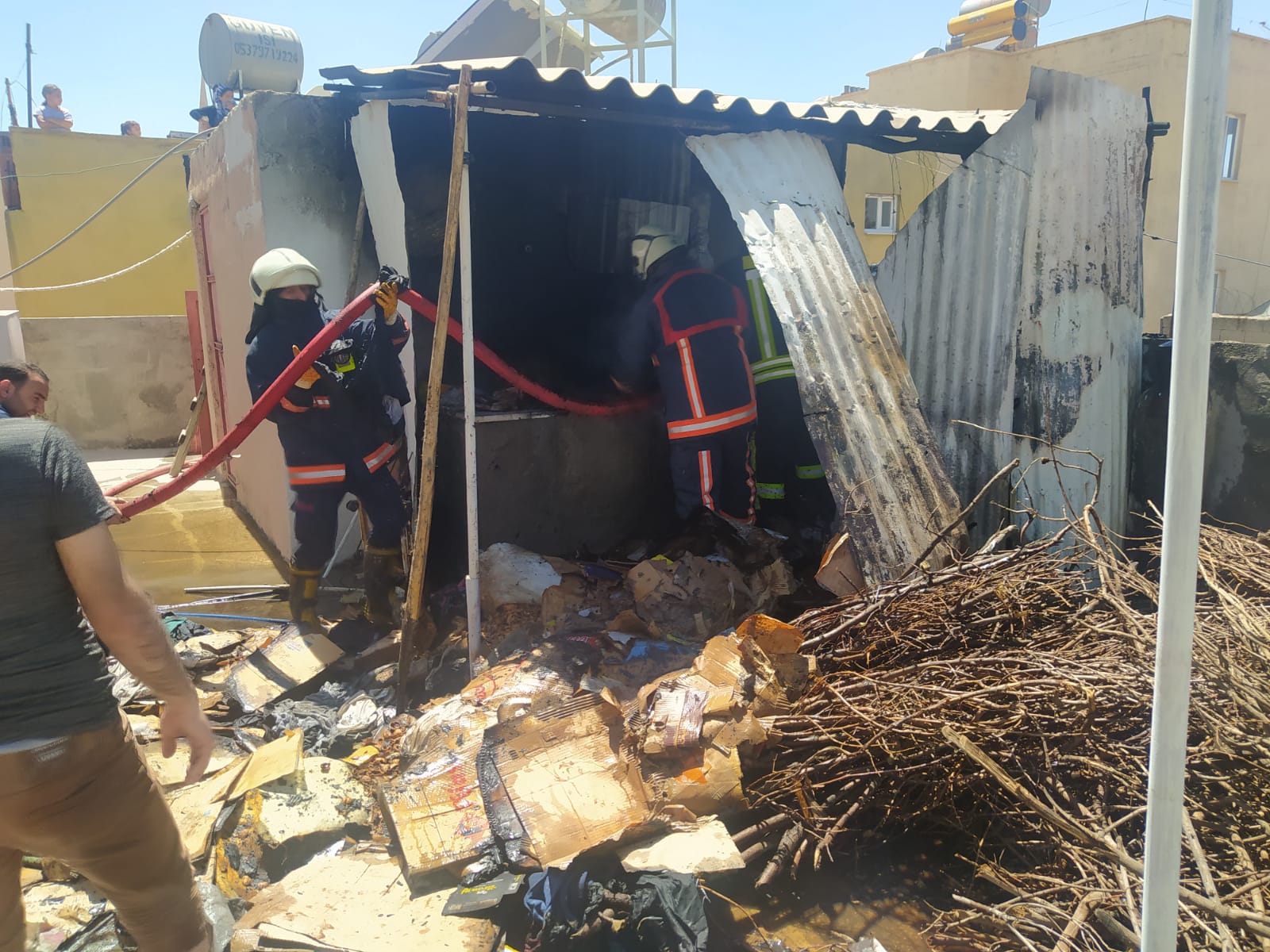 Siirt’te bir evin damında yangın Siirt’te damda bulunan bir tandırdan çıkan kıvılcımlar yangına yol açtı.