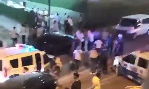 Siirt’te bir düğün salonundaki davetliler arasında bir kavga çıktığı belirtiliyor.