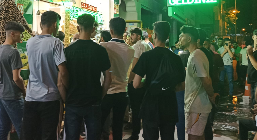 Siirt’te Bayram öncesi metrelerce baklava kuyruğu Siirt’in Nuri Bayam caddesinde piyasaya göre fiyatı daha uygun ve