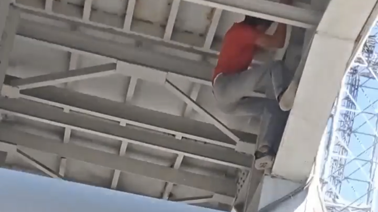 Siirt’te Üst Geçide Tırmanan Çocuk Yürekleri Ağza Getirdi Siirt il merkezi girişinde bulunan Mehmetçik ilkokulu önünde bulunan üst