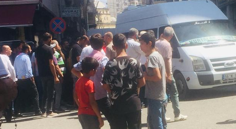 Kurtalan’da Çarşı Göbeğinde Bıçaklı Kavga: 1’i Ağır 3 Yaralı Kurtalan’da sözlü tartışma bıçaklı kavgaya dönüştü. Edinilen bilgilere göre, olay