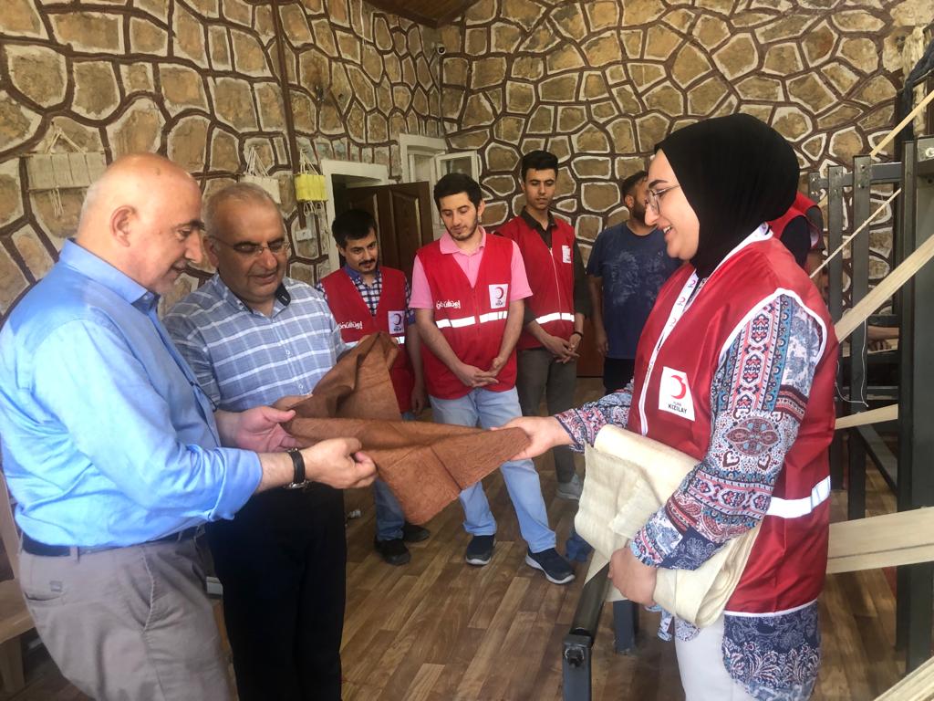 Kızılay Siirt Şubesi heyeti Eruh’a yaptıkları ziyaret kapsamında şal şepik