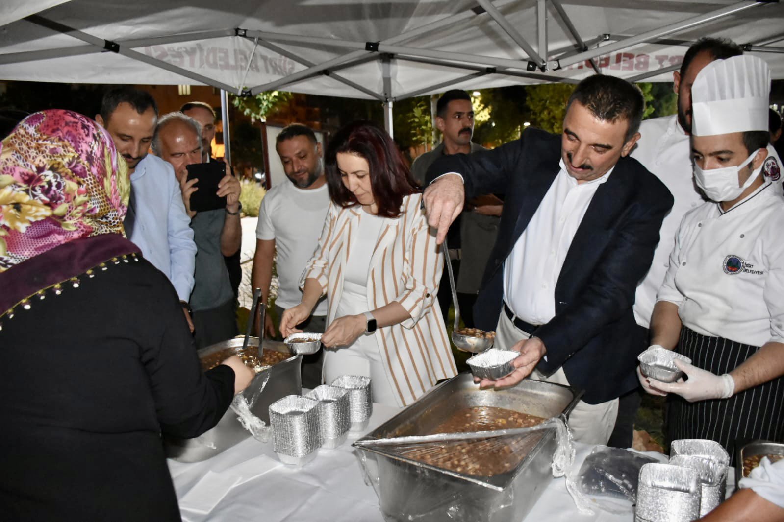 Siirt’te 2 Bin Kişiye Aşure Dağıtıldı, Siirt Valisi ve Eşi Güney Hacıbektaşoğlu’ndan Vatandaşlara Aşure İkramı Siirt Belediyesi vatandaşlara aşure dağıttı. Dağıtım Kızlar Tepesi Parkı ile