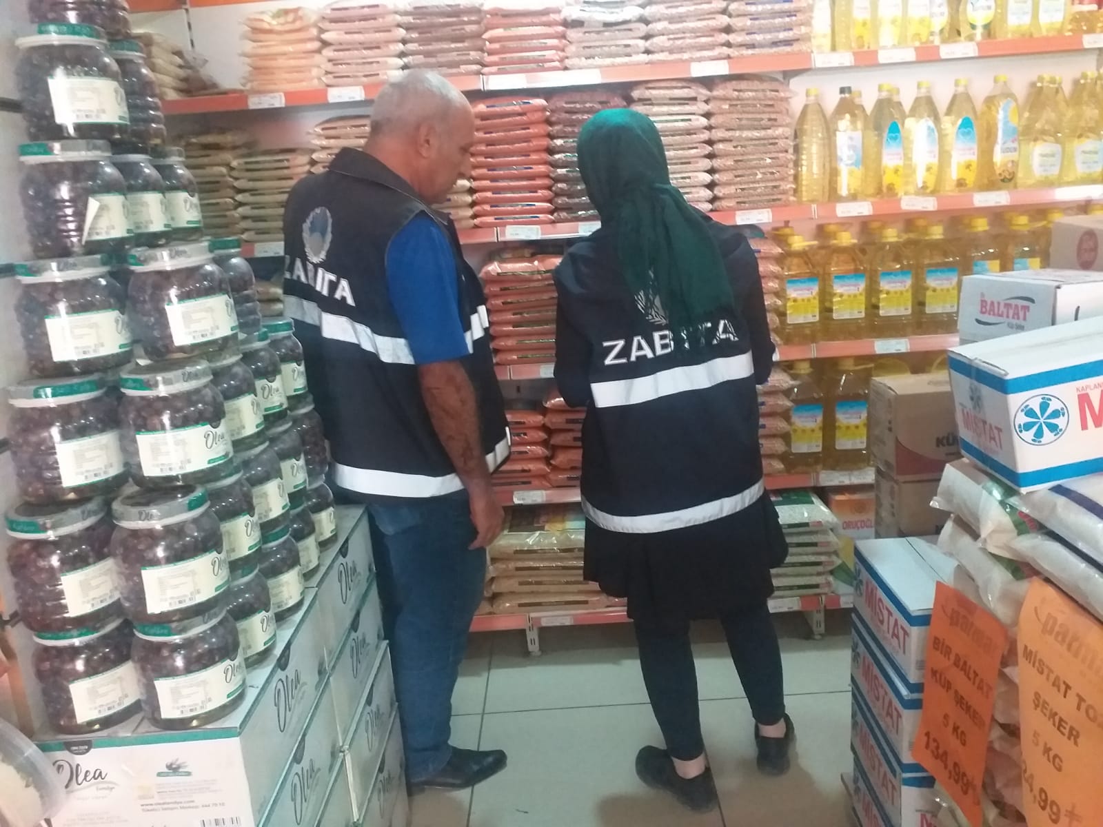 Siirt’te Zabıta Ekiplerinden Market Denetimi Siirt Belediyesi Zabıta Müdürlüğü ekipleri, kent merkezinde faaliyet gösteren marketlerde