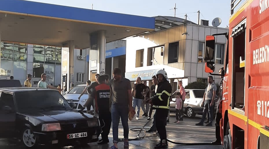Siirt’te Akaryakıt İstasyonu İçerisinde Alev Alan Araç Paniğe Neden Oldu Siirt’te bir akaryakıt istasyonu içerisinde bulunan bir otomobil çıkan yangın