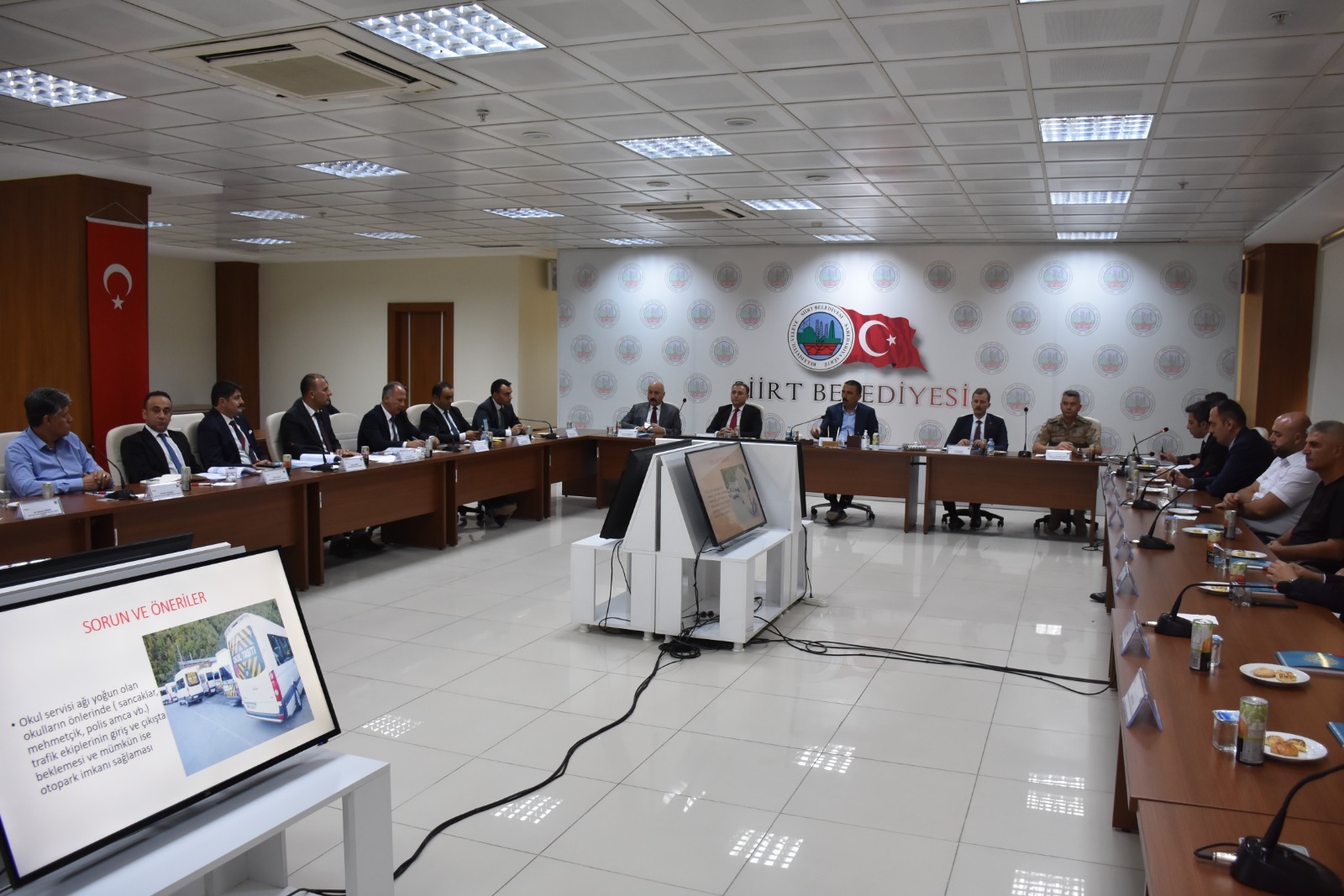 Siirt Valisi Hacıbektaşoğlu Başkanlığında Okul Güvenliği Toplantısı Gerçekleştirildi 2022-2023 eğitim-öğretim yılının başlaması dolayısıyla “Okul Güvenliği” konulu toplantı, Siirt