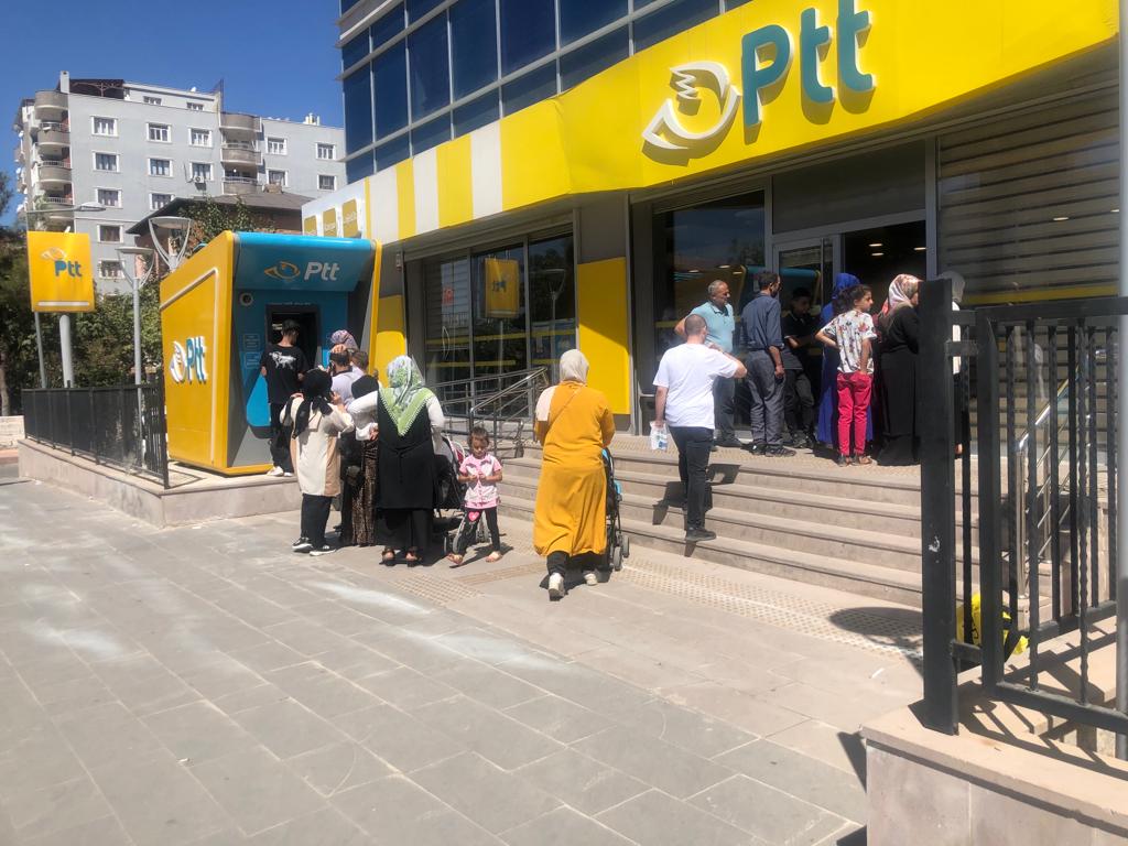Siirt PTT Şubesinde Yoğunluk Devletin dar gelirli vatandaşlara yaptığı şartlı nakit transferi, dul yardımı
