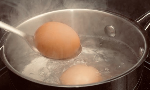 Haşlanmış Yumurta Suyunu Sakın Dökmeyin! İşte Nedeni Haşlanmış yumurtanın faydalarını hepimiz biliyoruz. Ama yumurtayı haşladığımız suyun faydalarını