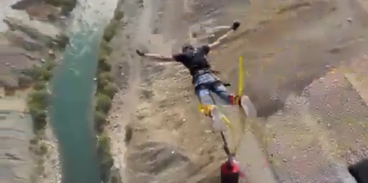 Siirt’in Pervari ilçesinde Fıstık Festivali kapsamında yer alan bungee jumping