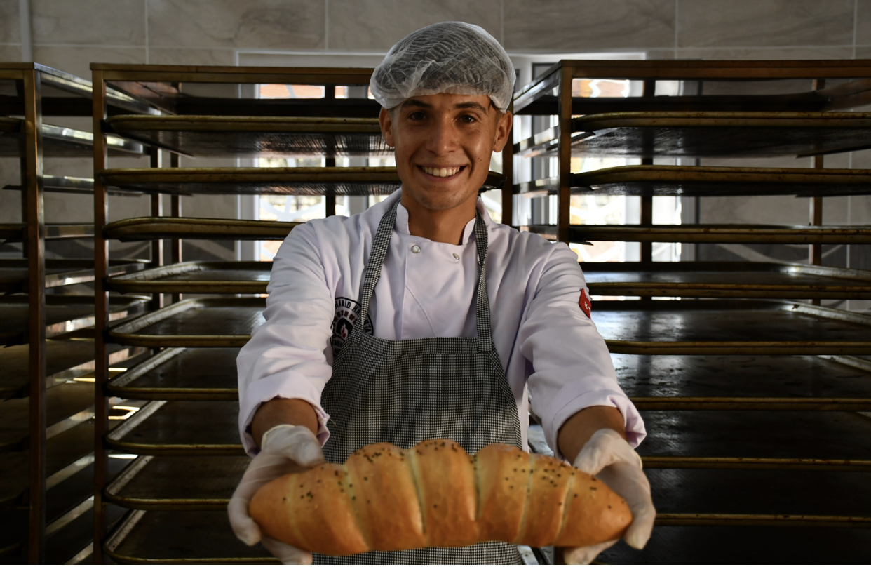 Siirt’te meslek lisesi öğrencileri günde 10 bin ekmek üretimi yapıyor ve 2 bin öğrenciye de öğle yemeği üretiyor