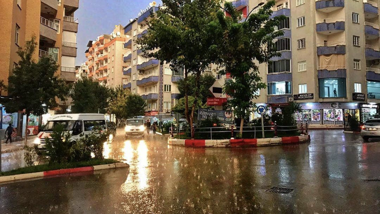 Siirt için bereketli bir gün! Şehre rahmet yağıyor Sonbahar mevsimi etkisini iyice hissettirmeye başladı. Ekim ayı ile birlikte