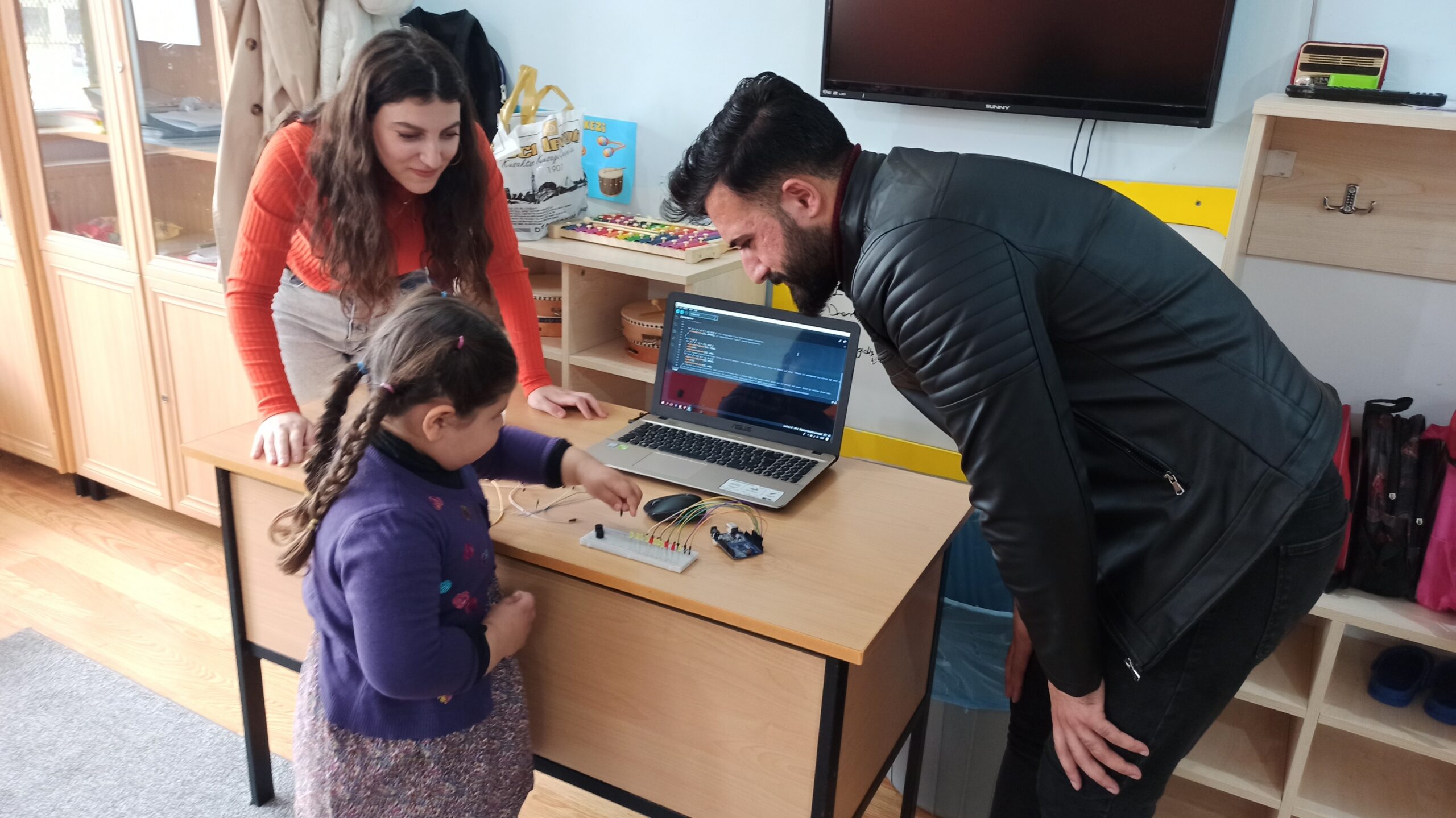 Diyarbakır Dicle Üniversitesi Mühendislik Bölümü Öğrencileri Siirt’te Anasınıf Öğrencilerini Robotik Kodlama İle Tanıştırdı
