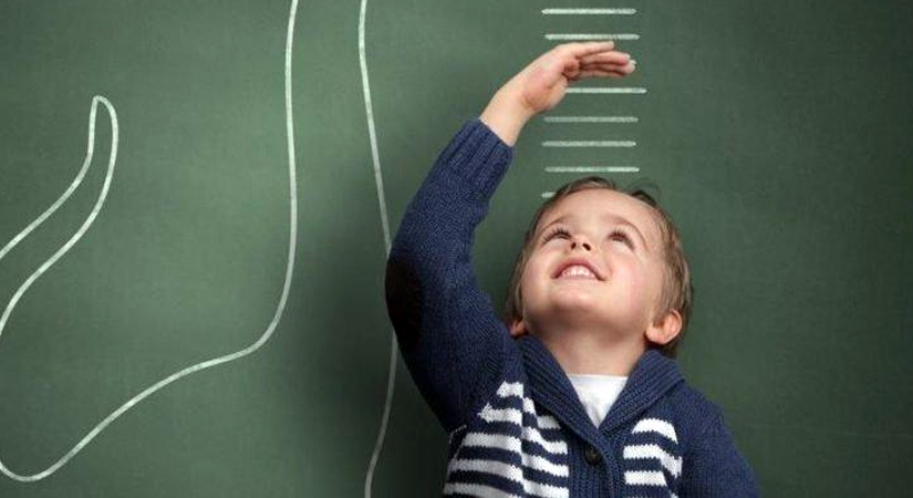 Çocuğunuz aynı yaştaki diğer çocukların yanında kısa görünüyor. Endişelenmeli misin? Büyük olasılıkla,